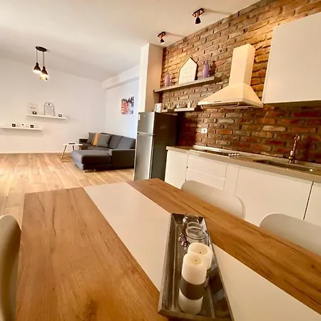 アパートホテル Hard Rock Sarandë